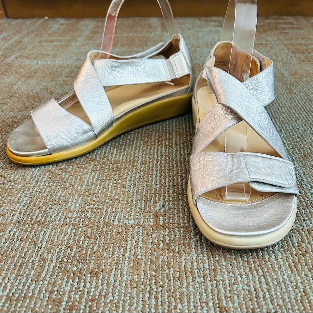 Ziera Silver Metallic Innes Open Toe Adjustable Flat Sandals, size 38 7.5 WIDE